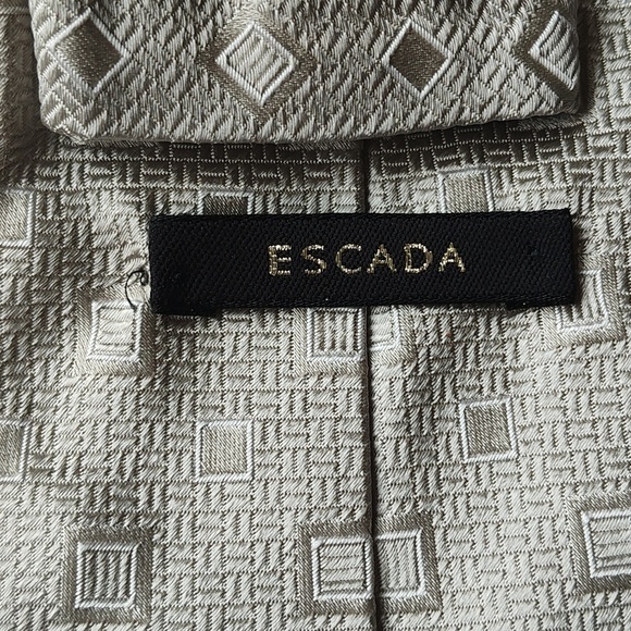 Silver Italian silk Escada tie handmade in Italy - Picture 4 of 6